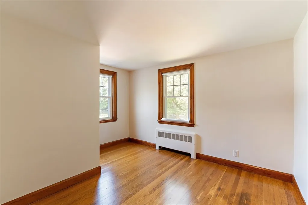 4 bed, 2 bath apartment for rent at 70 South Border Rd, Lawrence Estates — photo 26 of 39