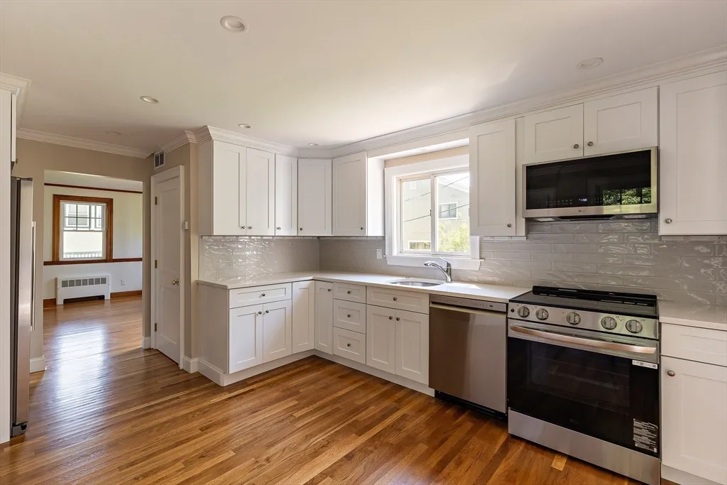 4 bed, 2 bath apartment for rent at 70 South Border Rd, Lawrence Estates — photo 6 of 39