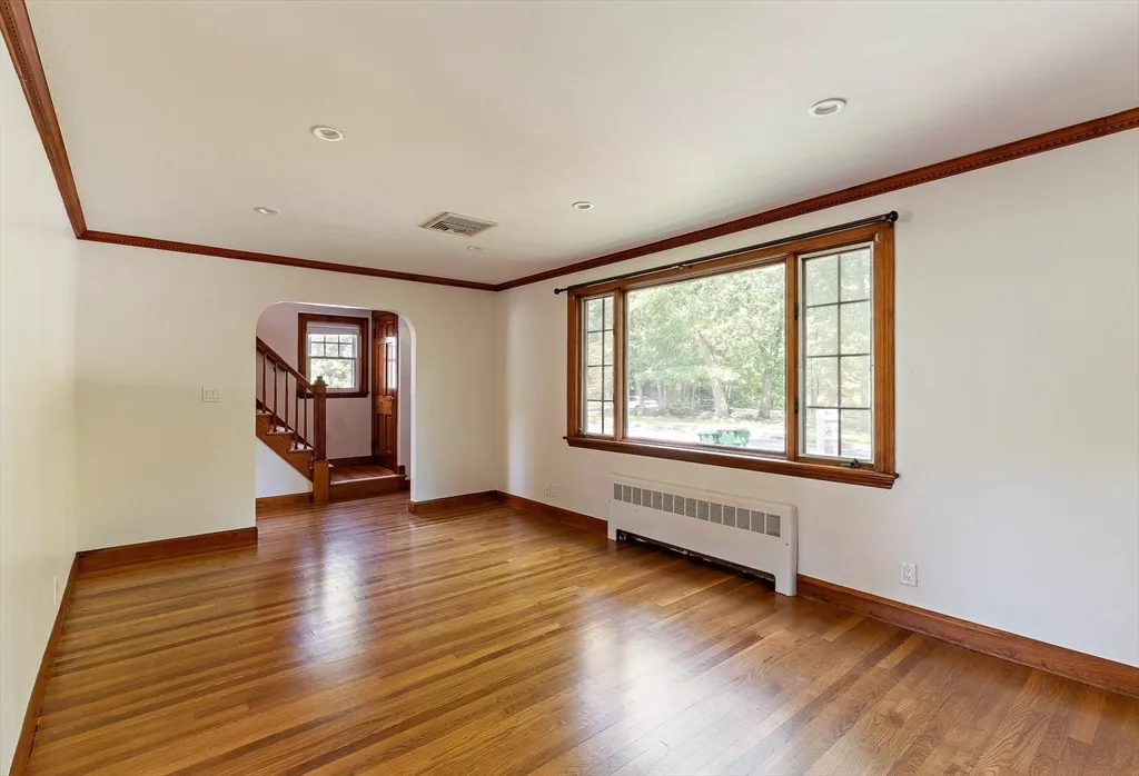 4 bed, 2 bath apartment for rent at 70 South Border Rd, Lawrence Estates — photo 12 of 39