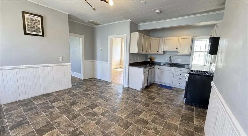 3 bed, 1 bath apartment for rent at 70 Vale St Unit 3, Worcester — photo 2 of 10