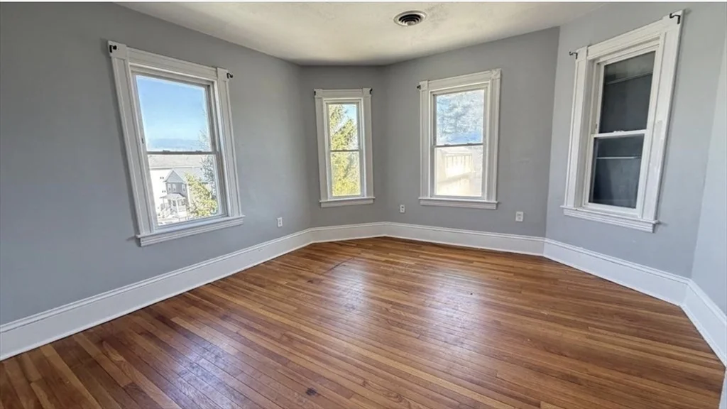 3 bed, 1 bath apartment for rent at 70 Vale St Unit 3, Worcester — photo 4 of 10
