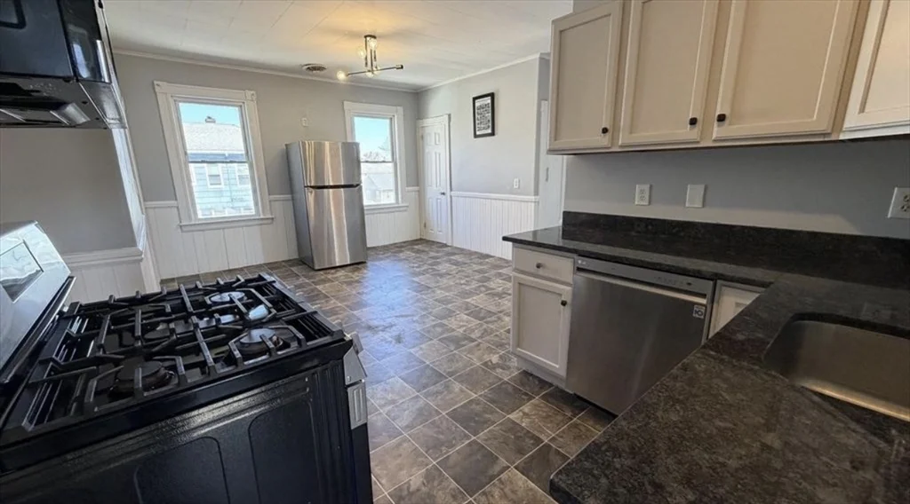 3 bed, 1 bath apartment for rent at 70 Vale St Unit 3, Worcester — photo 1 of 10