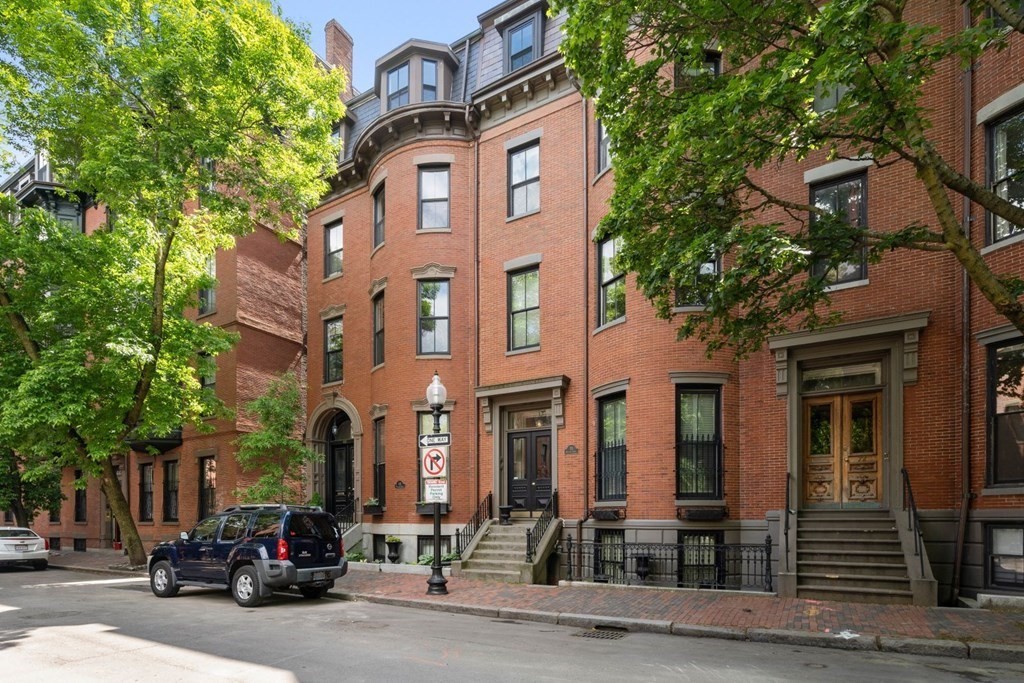 2 bed, 1 bath apartment for rent at 70 Waltham St Unit 3, South End