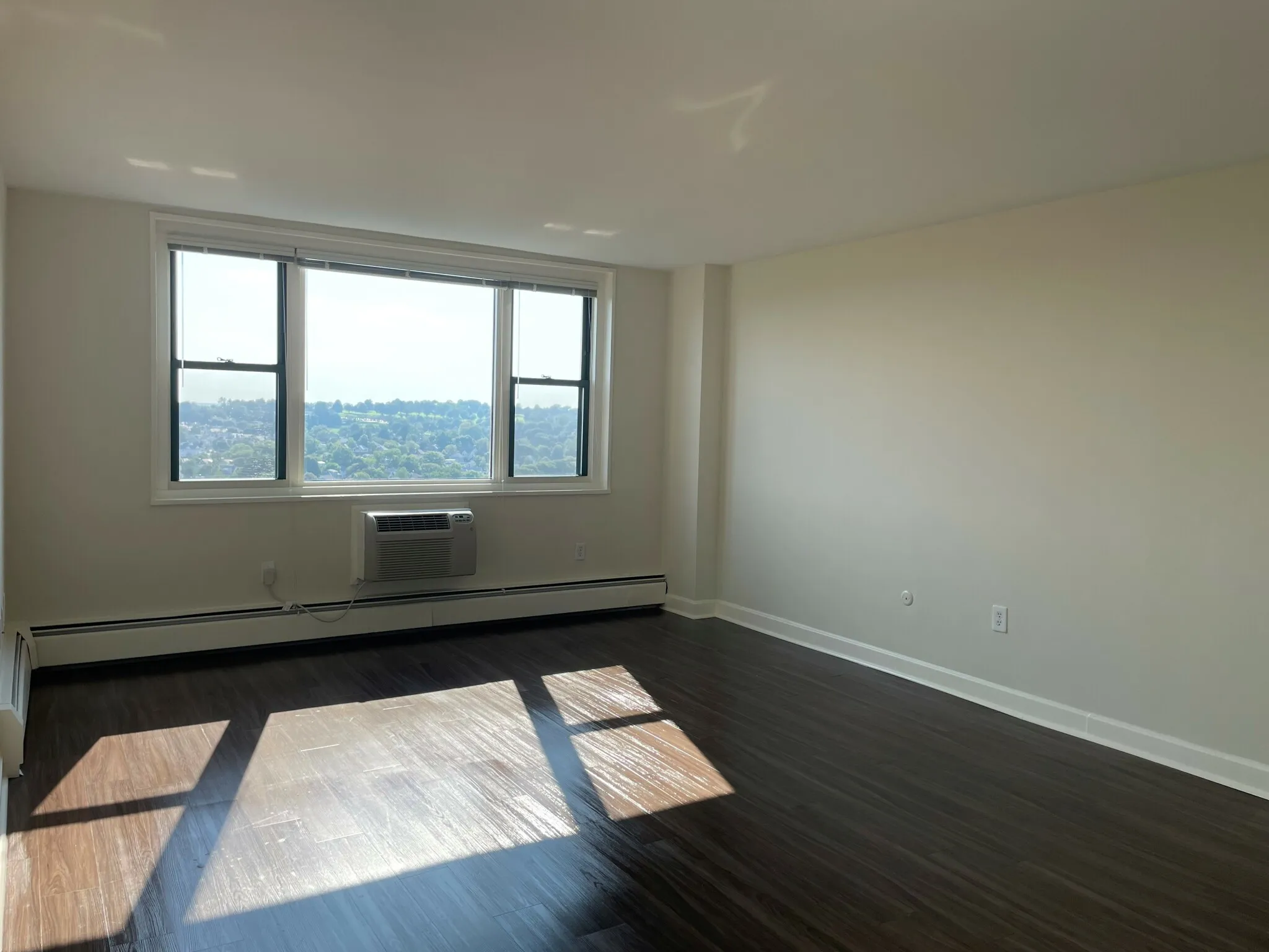 2 bed, 1.5 bath apartment for rent at 700 Huron Ave Unit 5Cu, Strawberry Hill — photo 11 of 14