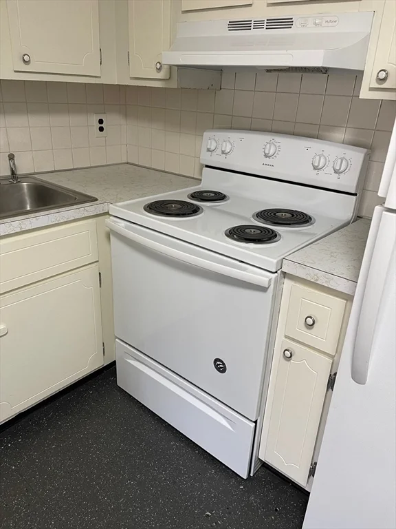 2 bed, 1 bath apartment for rent at 700 Robbins Ave Unit 16, Dracut — photo 9 of 18