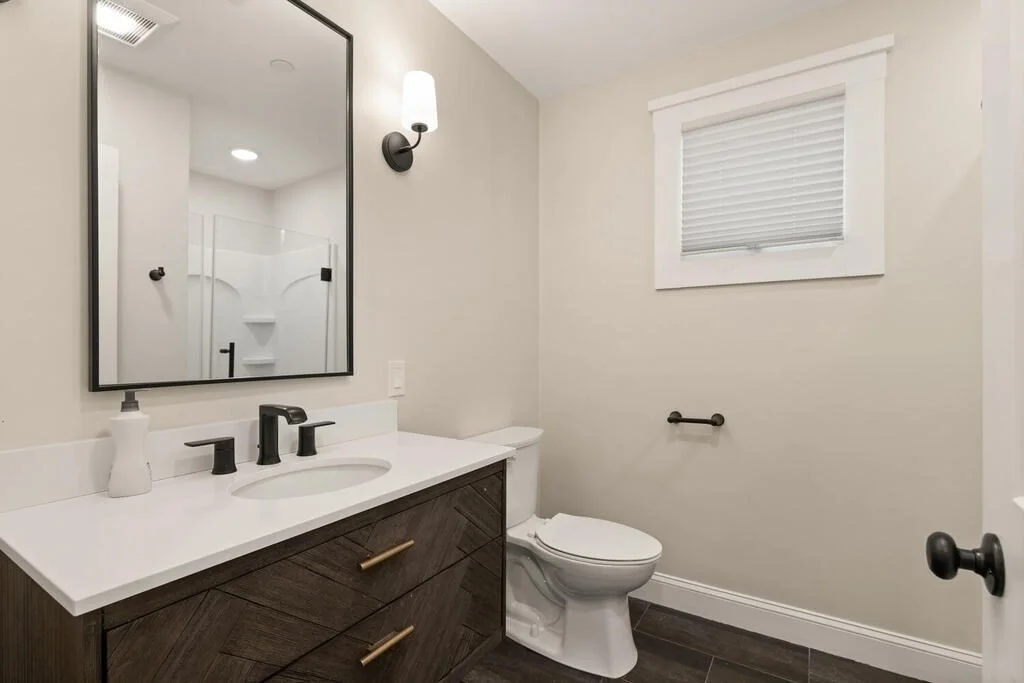 4 bed, 2 bath apartment for rent at 701 E 2nd St Unit 1, South Boston — photo 8 of 10