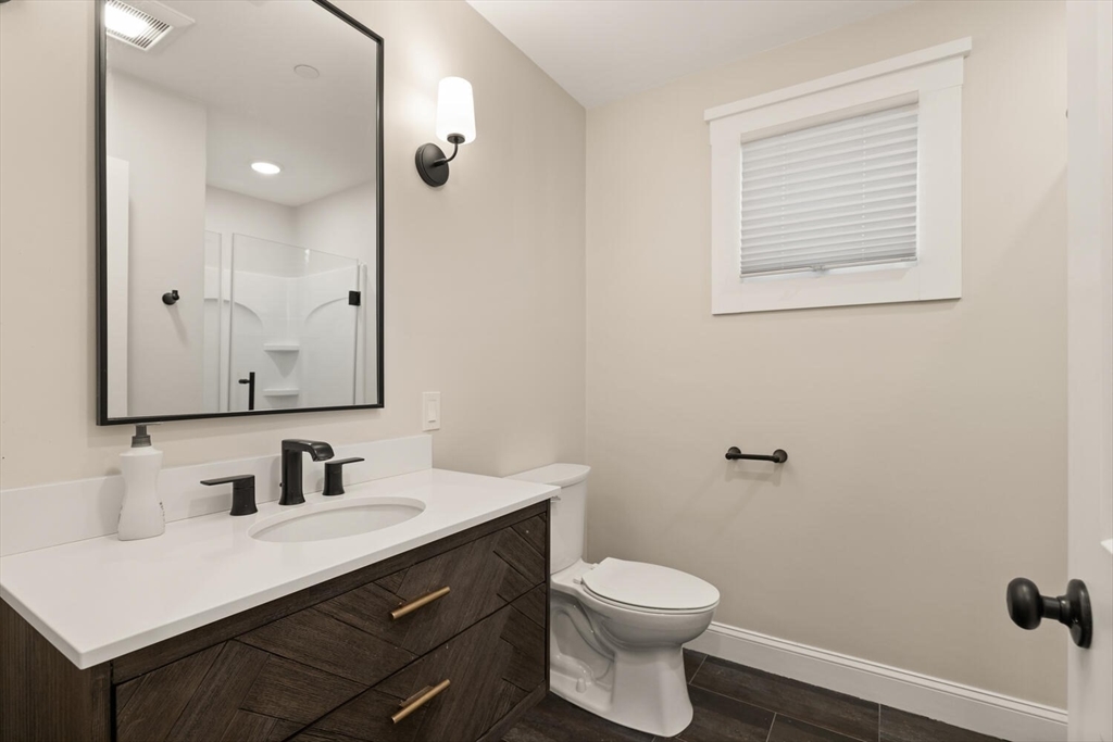 4 bed, 2 bath apartment for rent at 701 E 2nd St Unit 2, South Boston — photo 7 of 9