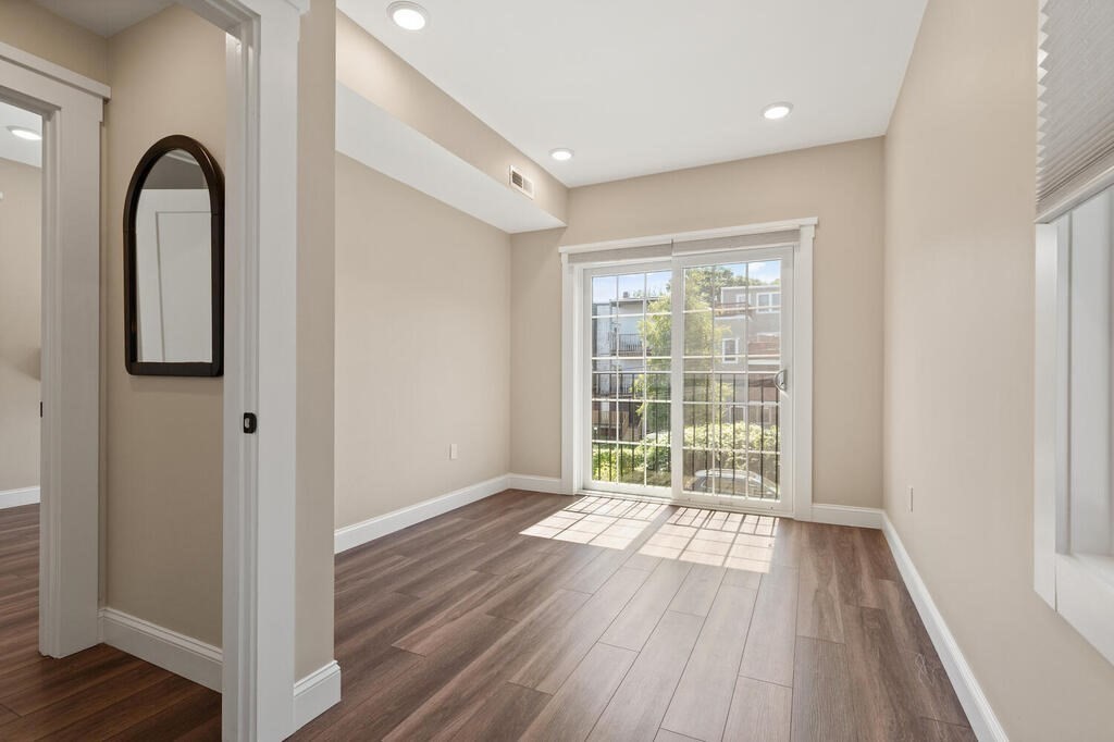 4 bed, 2 bath apartment for rent at 701 E 2nd St Unit 2, South Boston — photo 6 of 9