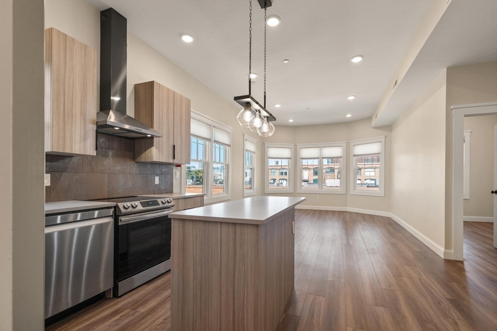 4 bed, 2 bath apartment for rent at 701 E 2nd St Unit 2, South Boston — photo 2 of 9