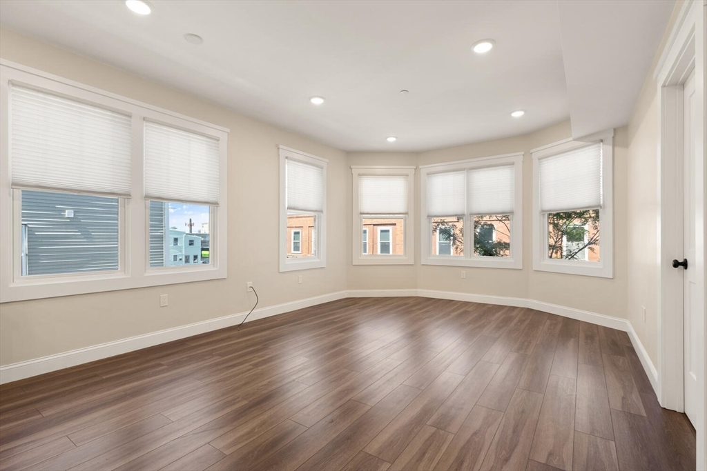 4 bed, 2 bath apartment for rent at 701 E 2nd St Unit 2, South Boston — photo 3 of 9