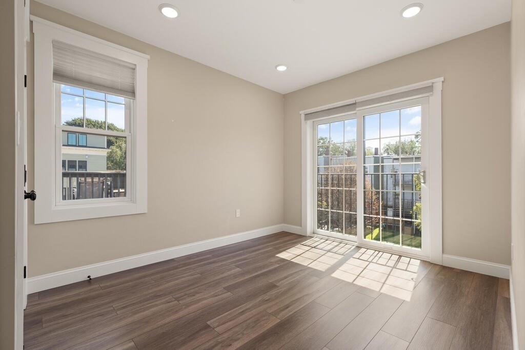 4 bed, 2 bath apartment for rent at 701 E 2nd St Unit 2, South Boston — photo 4 of 9