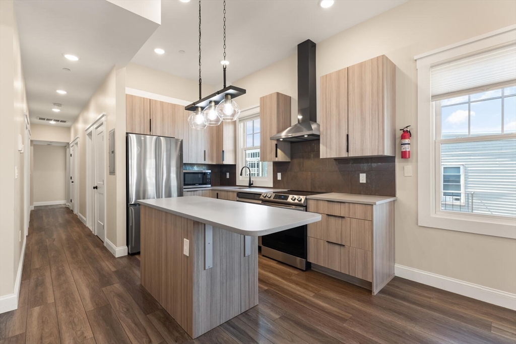 4 bed, 2 bath apartment for rent at 701 E 2nd St Unit 3, South Boston — photo 1 of 9