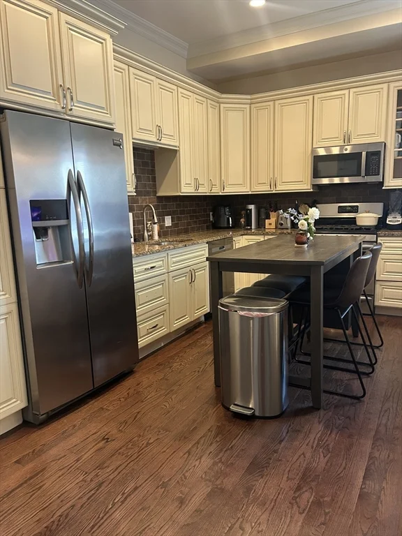 4 bed, 2 bath apartment for rent at 701 East Broadway Unit 1, South Boston — photo 1 of 11