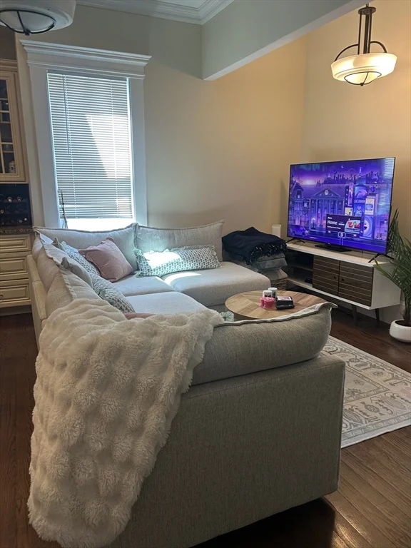 4 bed, 2 bath apartment for rent at 701 East Broadway Unit 1, South Boston — photo 2 of 11