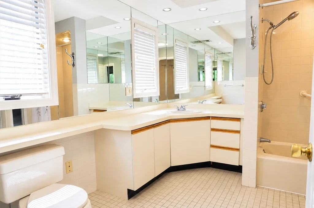 3 bed, 1 bath apartment for rent at 701 Sherwood Forest Ln Unit 701, Saugus — photo 17 of 22