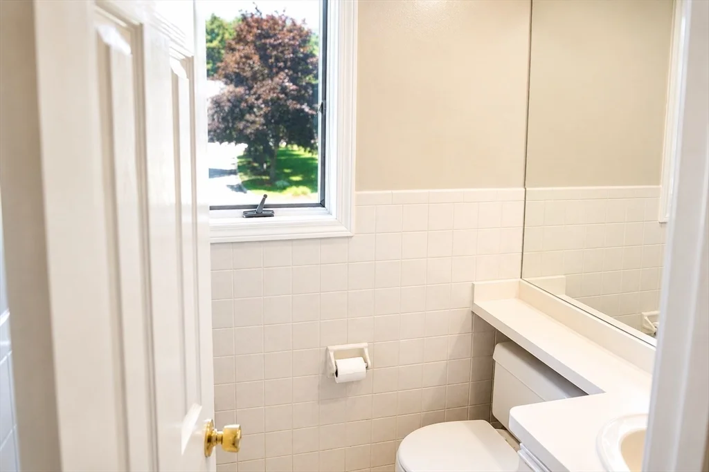 3 bed, 1 bath apartment for rent at 701 Sherwood Forest Ln Unit 701, Saugus — photo 8 of 22