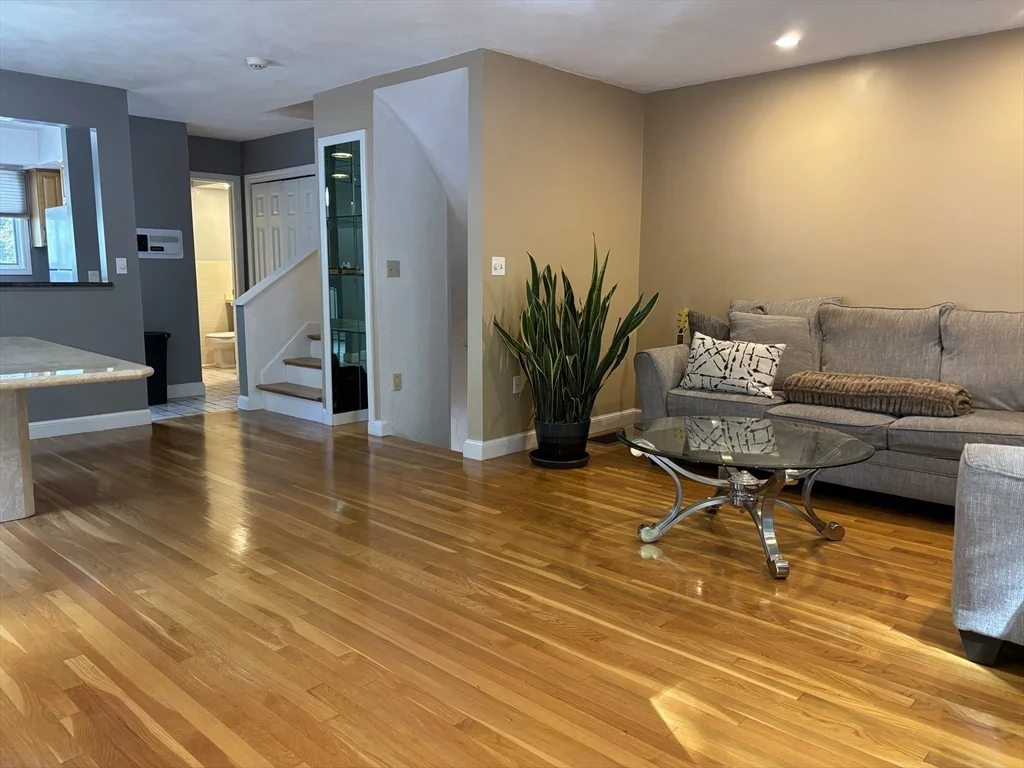 3 bed, 1 bath apartment for rent at 701 Sherwood Forrest Ln Unit 701, North Saugus — photo 3 of 20