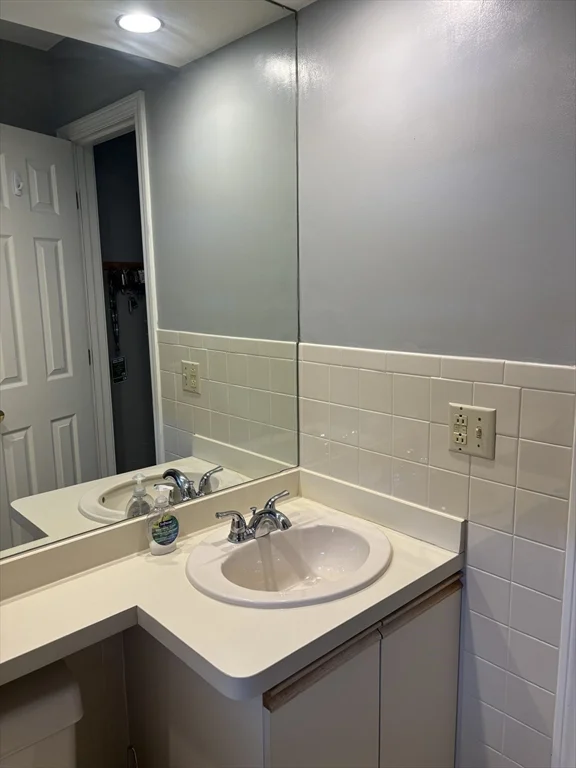 3 bed, 1 bath apartment for rent at 701 Sherwood Forrest Ln Unit 701, North Saugus — photo 8 of 20