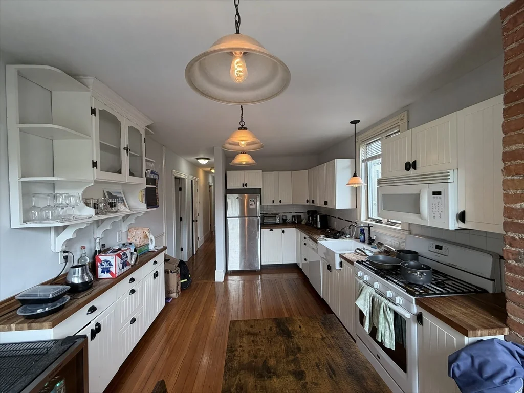 3 bed, 1 bath apartment for rent at 703 E 2nd St Unit 2, South Boston — photo 2 of 17