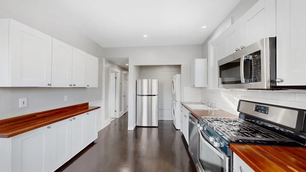 3 bed, 1 bath apartment for rent at 703 E 2nd St Unit 3, South Boston — photo 2 of 14