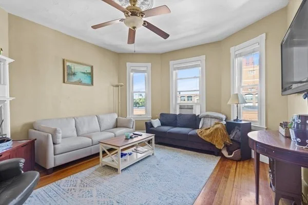 3 bed, 1 bath apartment for rent at 703 E 2nd St Unit 3a, South Boston — photo 2 of 9