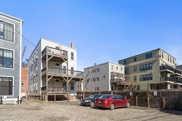 Studio bed apartment for rent at 703 E 2nd St Unit Pk3, South Boston