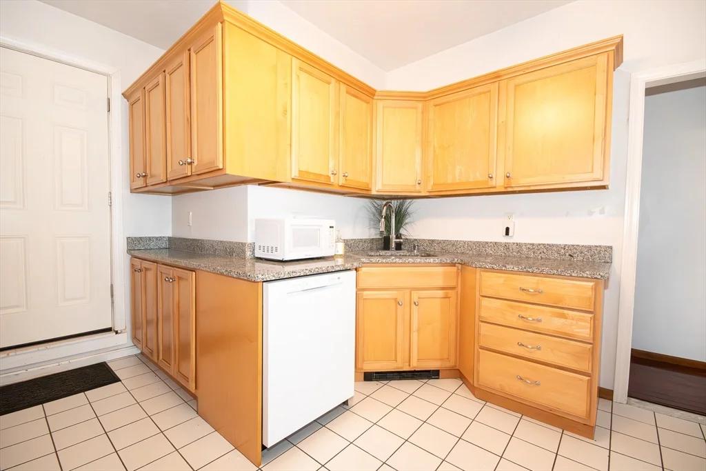 2 bed, 1 bath apartment for rent at 703 East Broadway Unit 1, South Boston — photo 6 of 9
