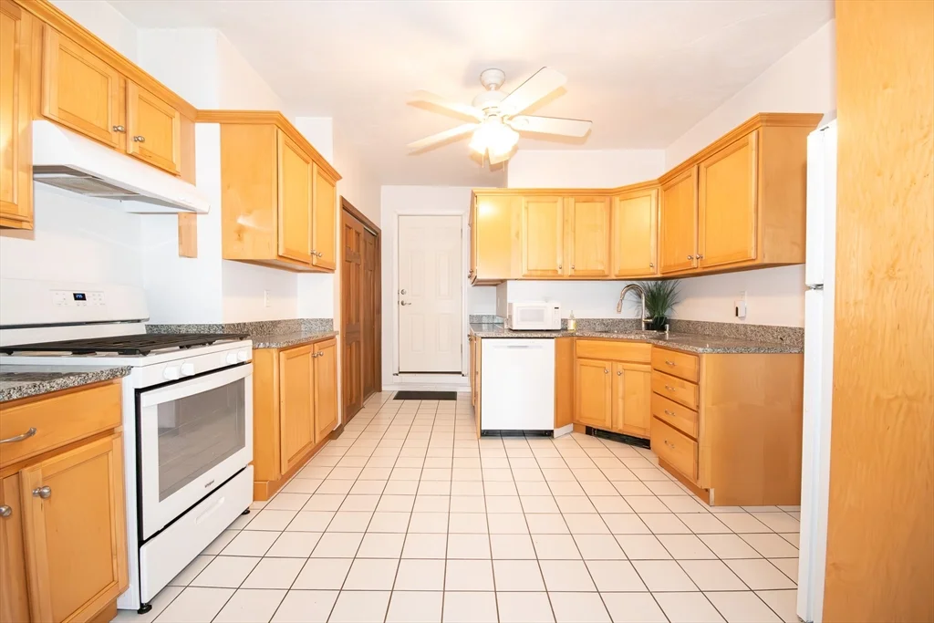 2 bed, 1 bath apartment for rent at 703 East Broadway Unit 1, South Boston — photo 4 of 9
