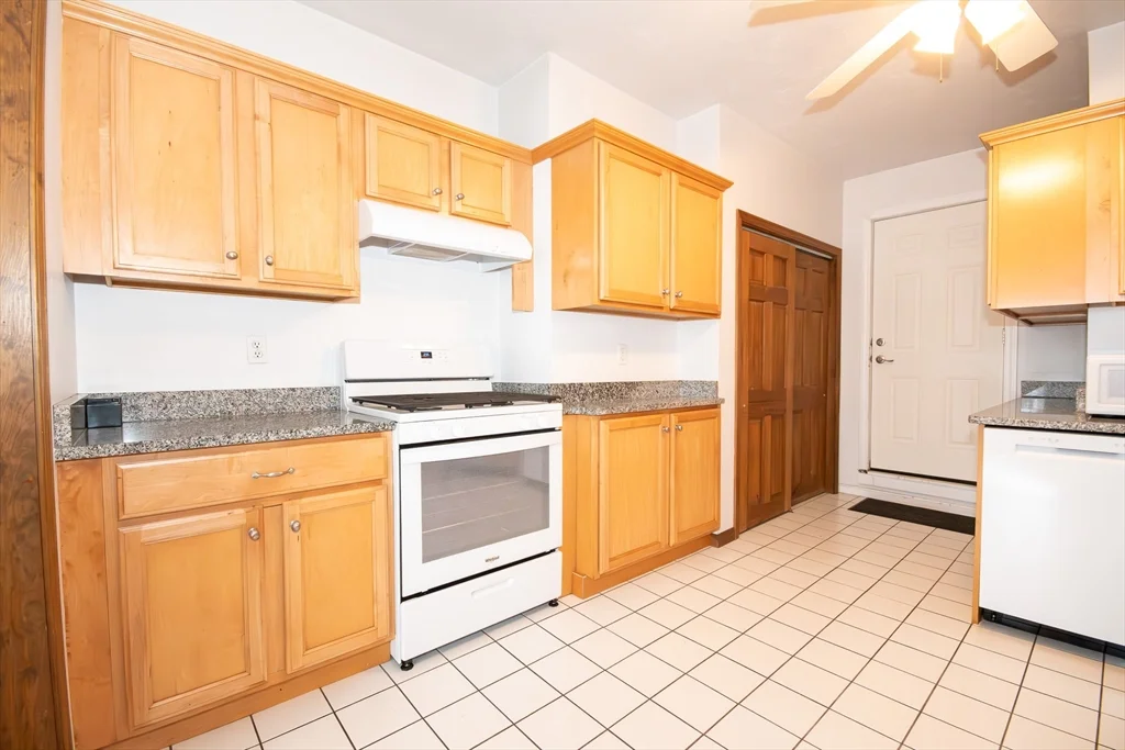 2 bed, 1 bath apartment for rent at 703 East Broadway Unit 1, South Boston — photo 5 of 9