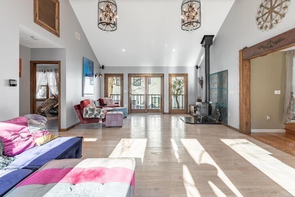 4 bed, 3 bath apartment for rent at 709 Hammond St Unit 2, Chestnut Hill — photo 3 of 33