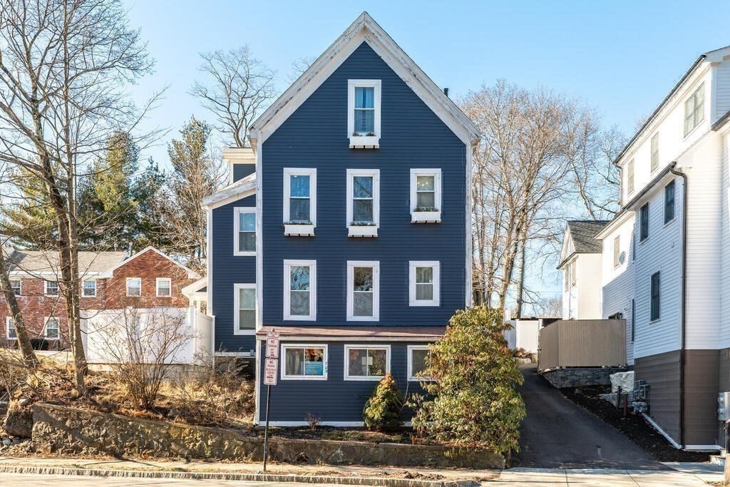 4 bed, 3 bath apartment for rent at 709 Hammond St Unit 2, Chestnut Hill — photo 6 of 33