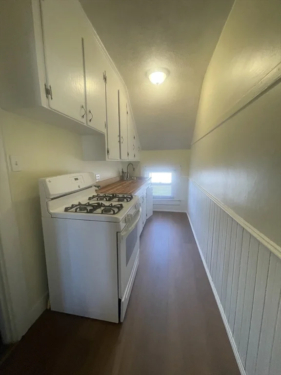 3 bed, 1 bath apartment for rent at 709 Maple St Unit 3, Fall River — photo 8 of 14