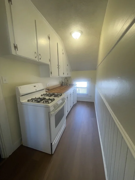 3 bed, 1 bath apartment for rent at 709 Maple St Unit 3, Fall River — photo 5 of 14