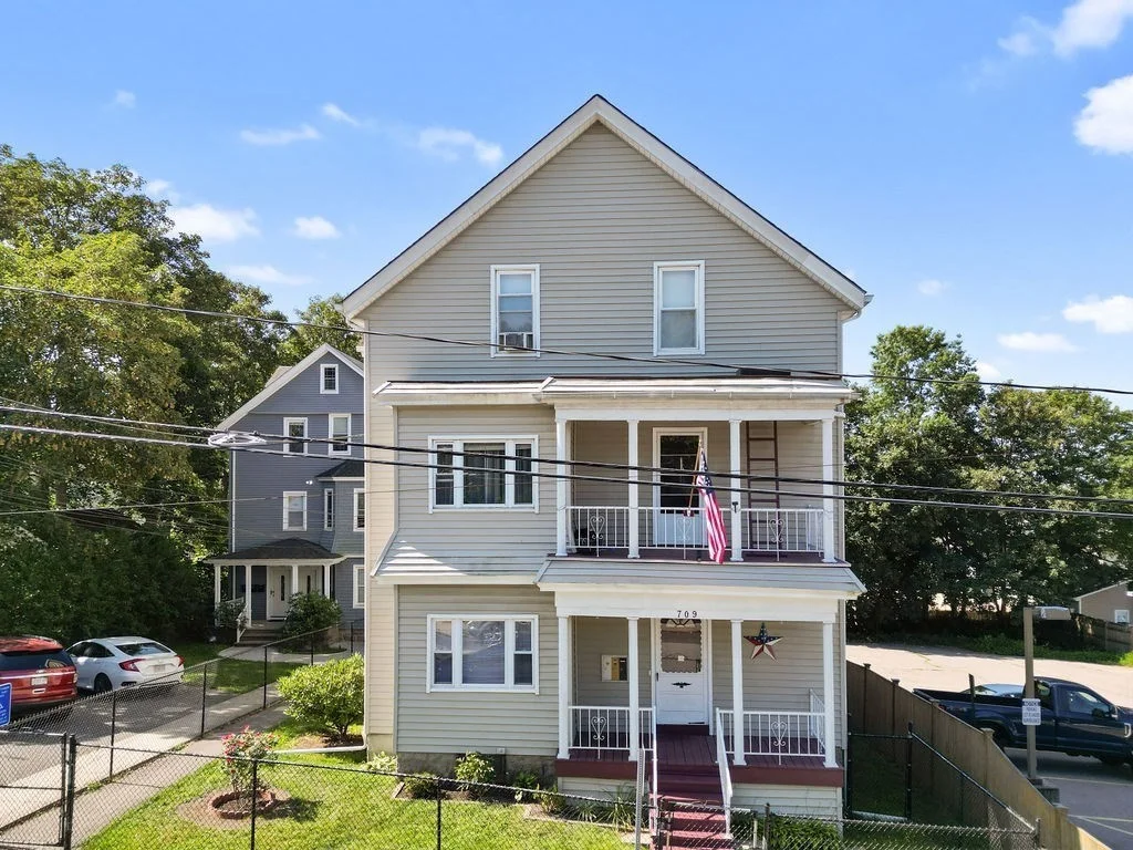 3 bed, 1 bath apartment for rent at 709 Maple St Unit 3, Fall River — photo 1 of 14