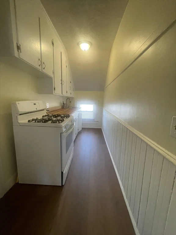 3 bed, 1 bath apartment for rent at 709 Maple St Unit 3, Fall River — photo 9 of 14