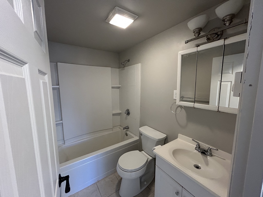 2 bed, 1 bath apartment for rent at 71 American Legion Highway Unit 71, Westport — photo 5 of 7