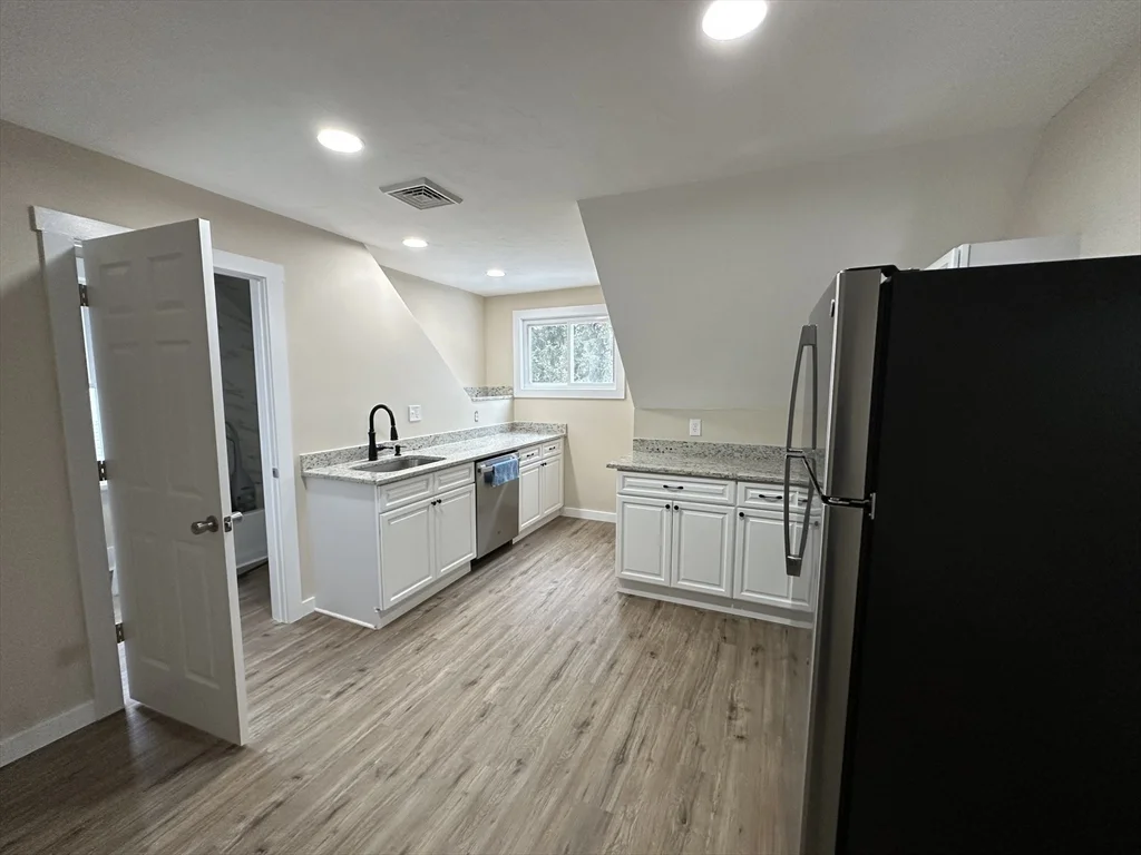 2 bed, 1 bath apartment for rent at 71 Flagg St Unit 3, Clinton — photo 3 of 7