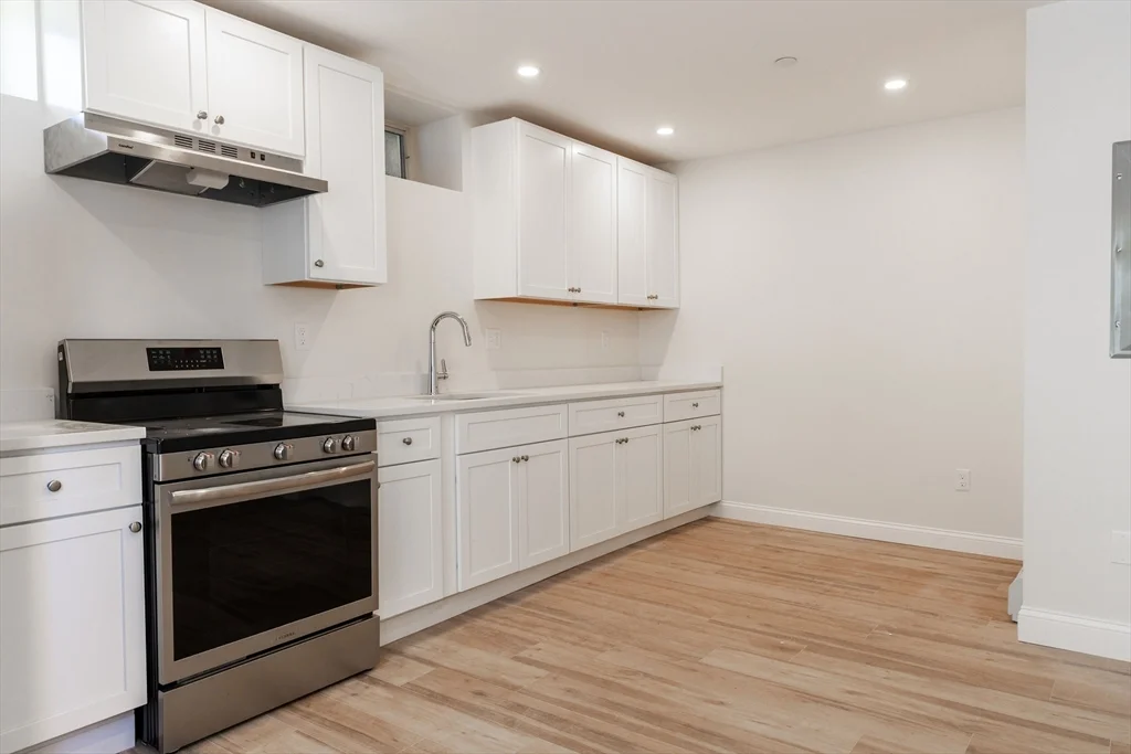 1 bed, 1 bath apartment for rent at 71 Friend St Unit 1L, Gloucester — photo 2 of 8