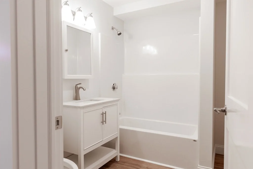1 bed, 1 bath apartment for rent at 71 Friend St Unit 1L, Gloucester — photo 4 of 8