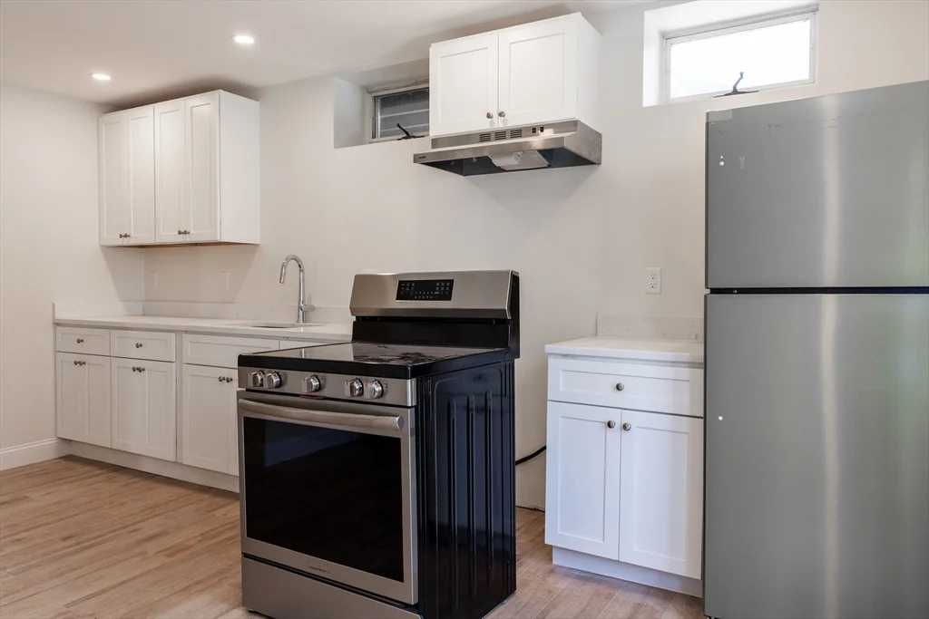 1 bed, 1 bath apartment for rent at 71 Friend St Unit 1R, Gloucester — photo 2 of 11