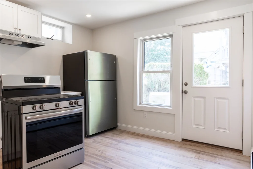 1 bed, 1 bath apartment for rent at 71 Friend St Unit 1R, Gloucester — photo 1 of 11