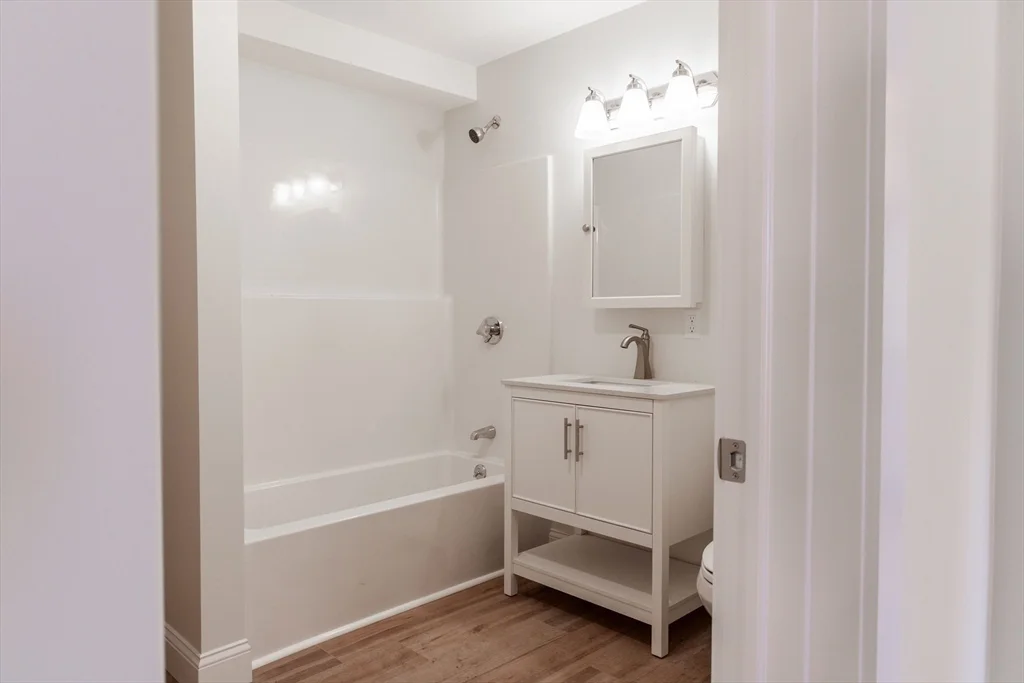 1 bed, 1 bath apartment for rent at 71 Friend St Unit 1R, Gloucester — photo 3 of 11