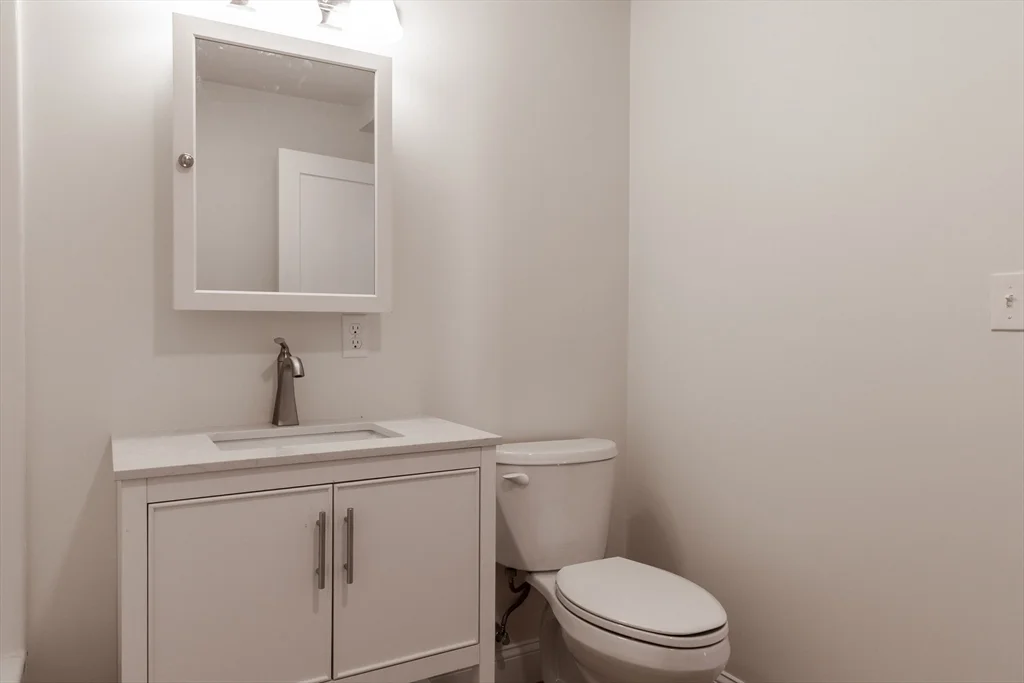 1 bed, 1 bath apartment for rent at 71 Friend St Unit 1R, Gloucester — photo 4 of 11