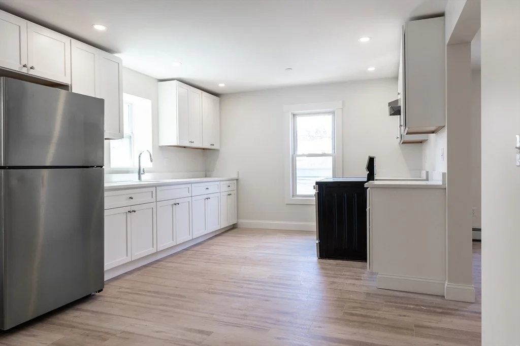 3 bed, 1 bath apartment for rent at 71 Friend St Unit 2nd, Gloucester