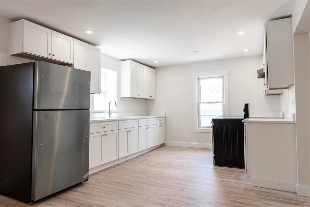 3 bed, 1 bath apartment for rent at 71 Friend St Unit 3rd, Gloucester — photo 1 of 17