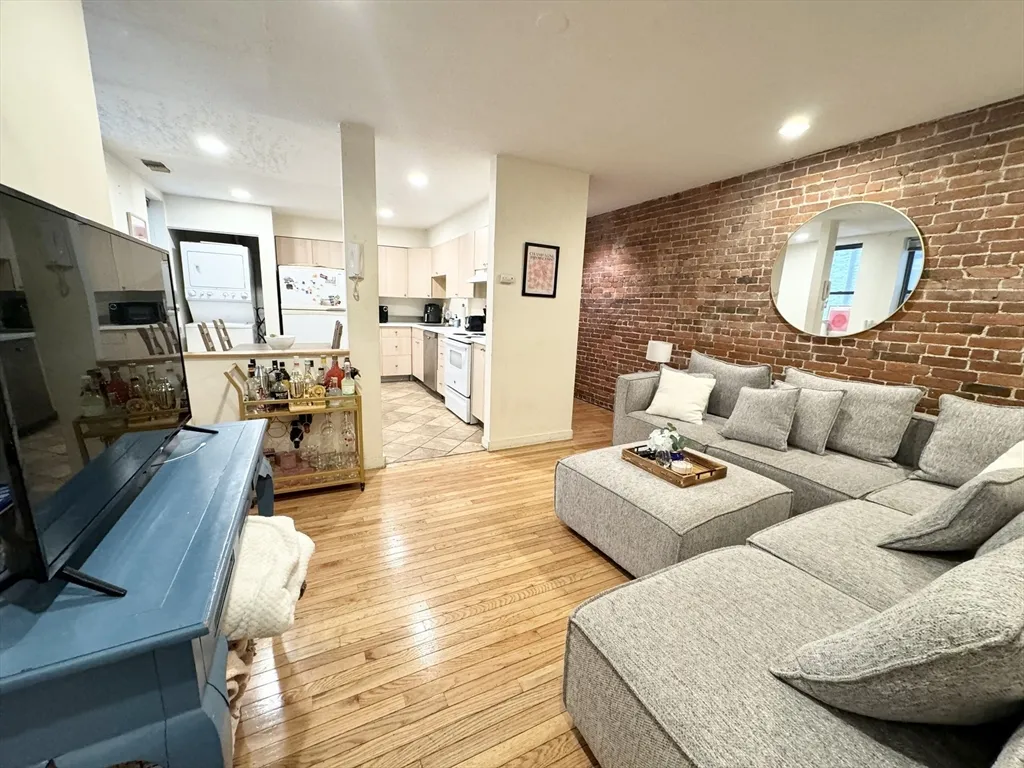3 bed, 1 bath apartment for rent at 71 Gainsborough Unit 101, Boston — photo 2 of 9