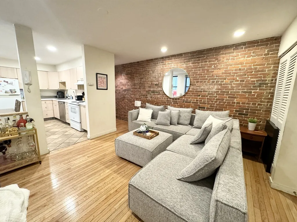 3 bed, 1 bath apartment for rent at 71 Gainsborough Unit 101, Boston — photo 3 of 9