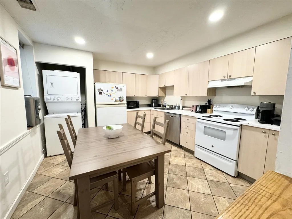 3 bed, 1 bath apartment for rent at 71 Gainsborough Unit 101, Boston