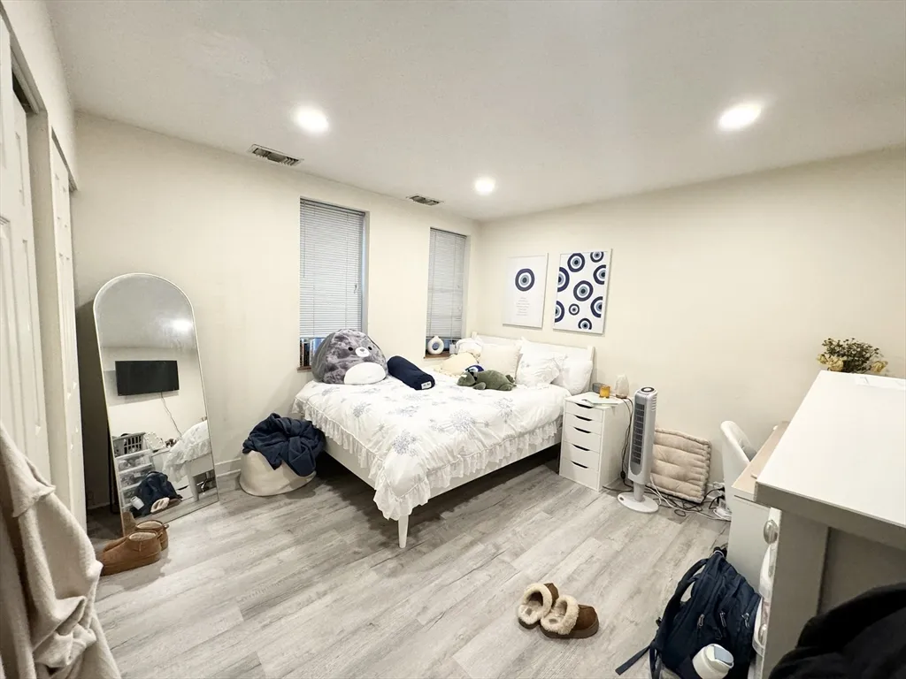 3 bed, 1 bath apartment for rent at 71 Gainsborough Unit 101, Boston — photo 5 of 9
