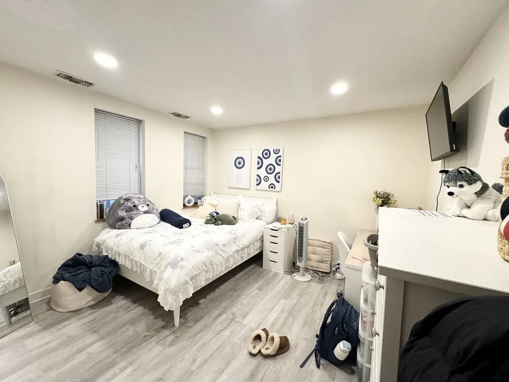 3 bed, 1 bath apartment for rent at 71 Gainsborough Unit 101, Boston — photo 6 of 9